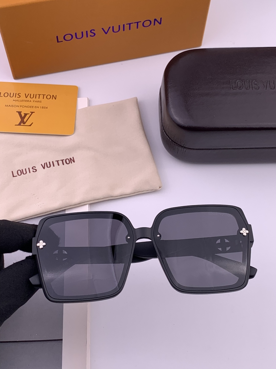 LV 年开春新款 潮流爆款 时尚方框太阳镜 高品质 佩戴舒适 网红潮款墨镜 型号L2200