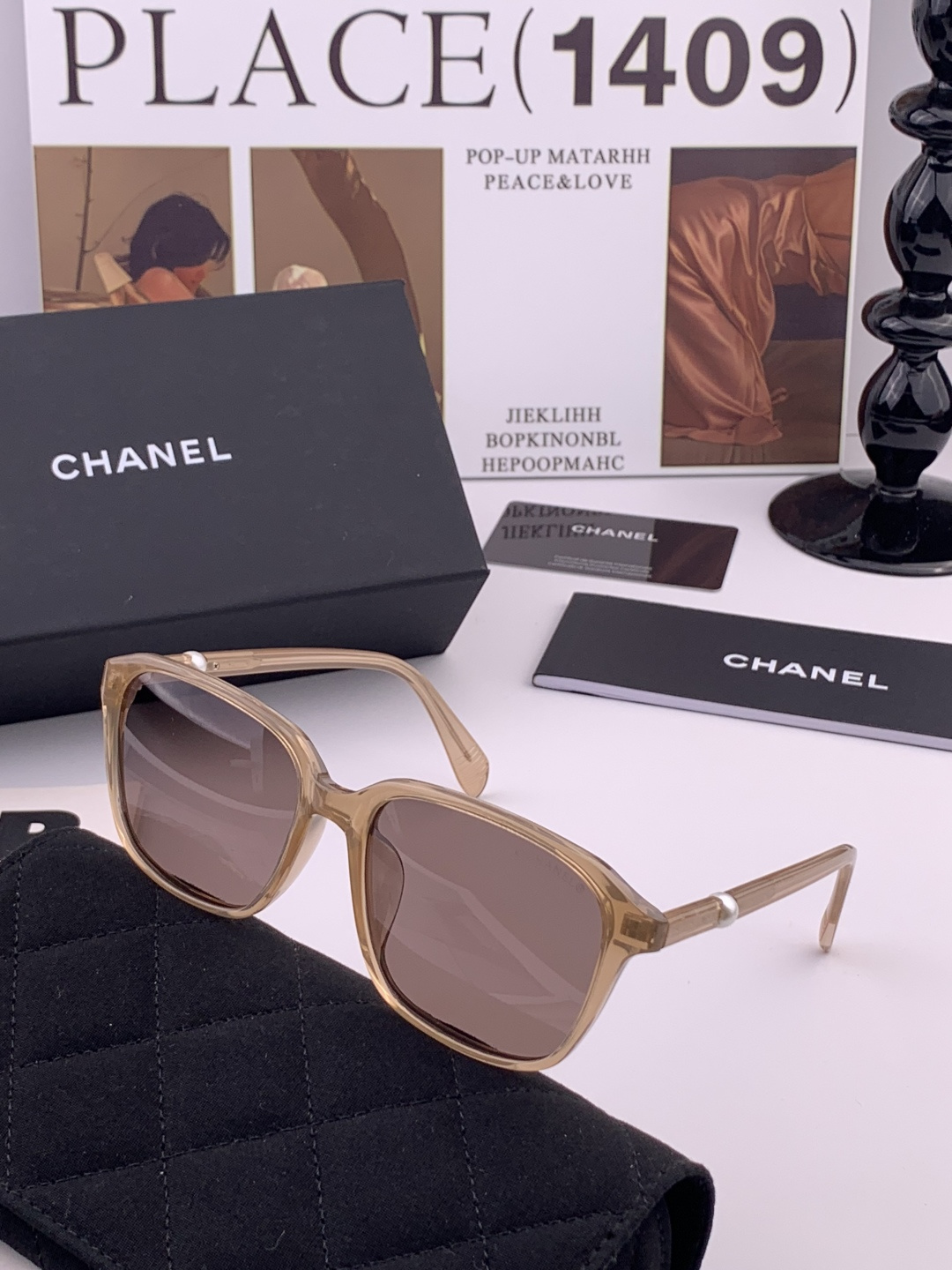 新品CHANEL 香奈儿太阳镜以独特魅力和前卫风格诠释春夏最新眼镜，以方框设计两边经典小香珍珠做点缀，中
