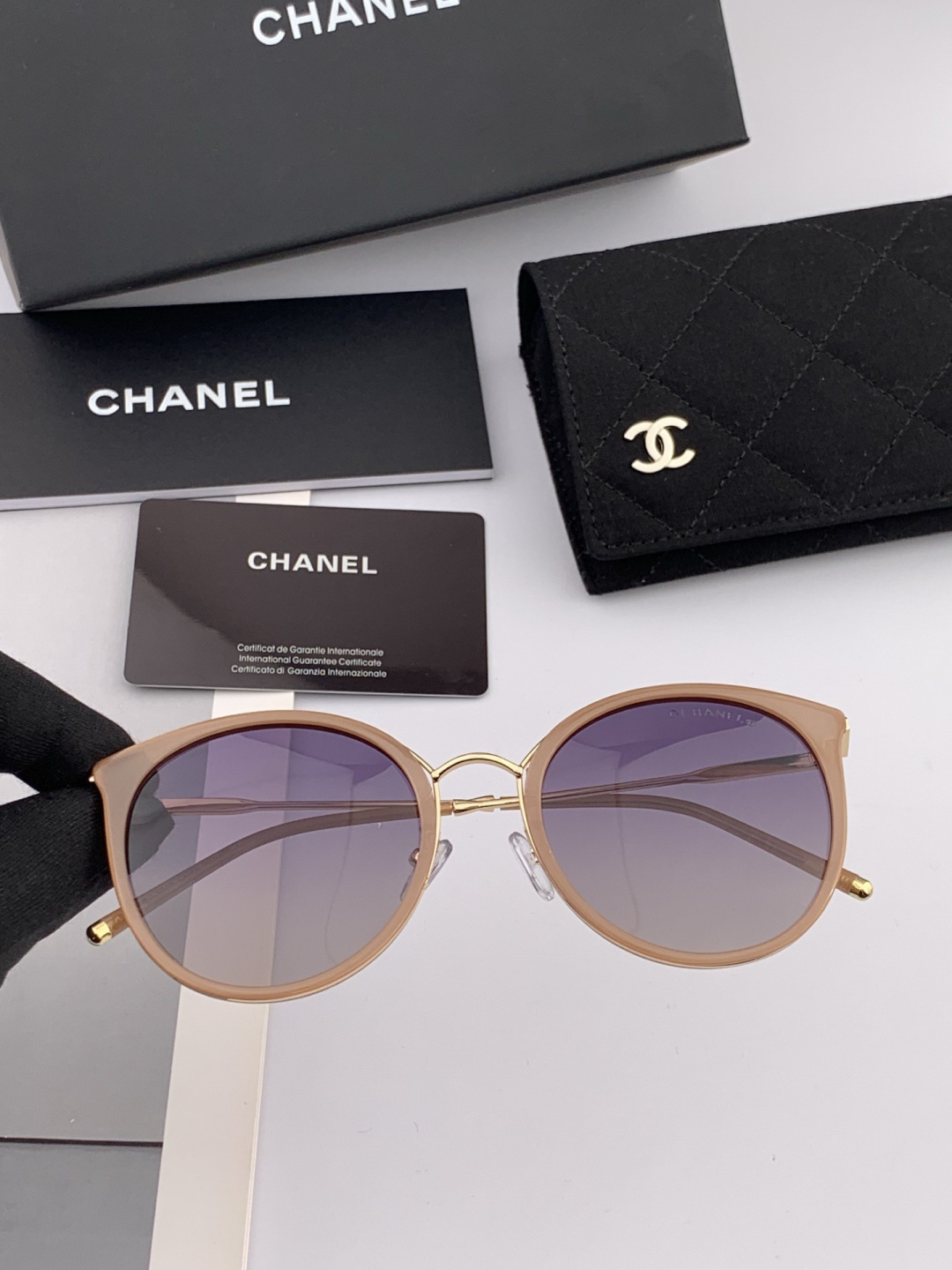 新品CHANEL 香奈儿太阳镜以独特魅力和前卫风格诠释春夏最新眼镜，质感超好佩带舒适 型号：CH7827