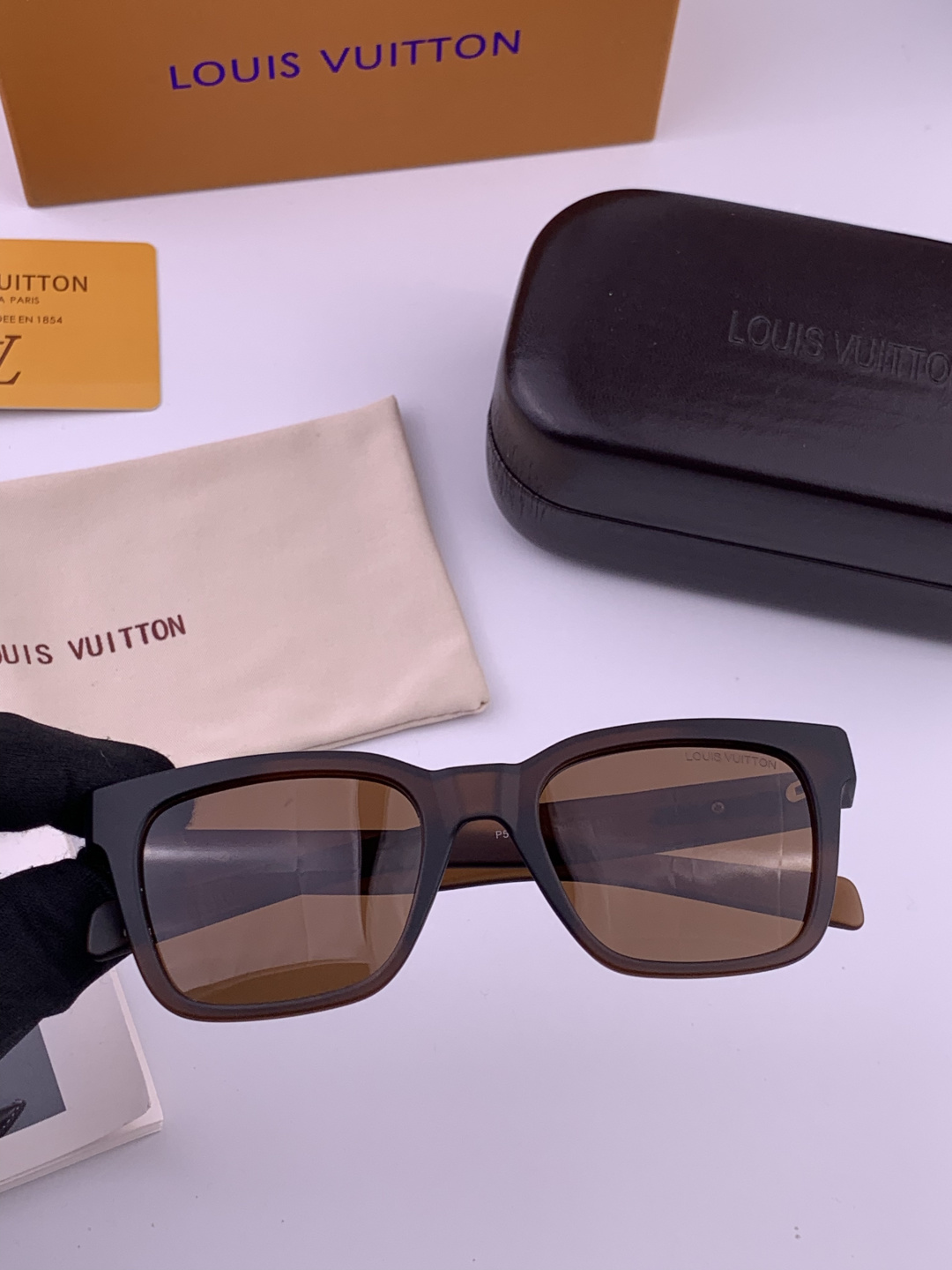 LV 太阳镜潮品官网模特同款 [玫瑰][玫瑰]精致个性设计简约时尚 高品质值得拥有绝对潮爆整个夏季 新款