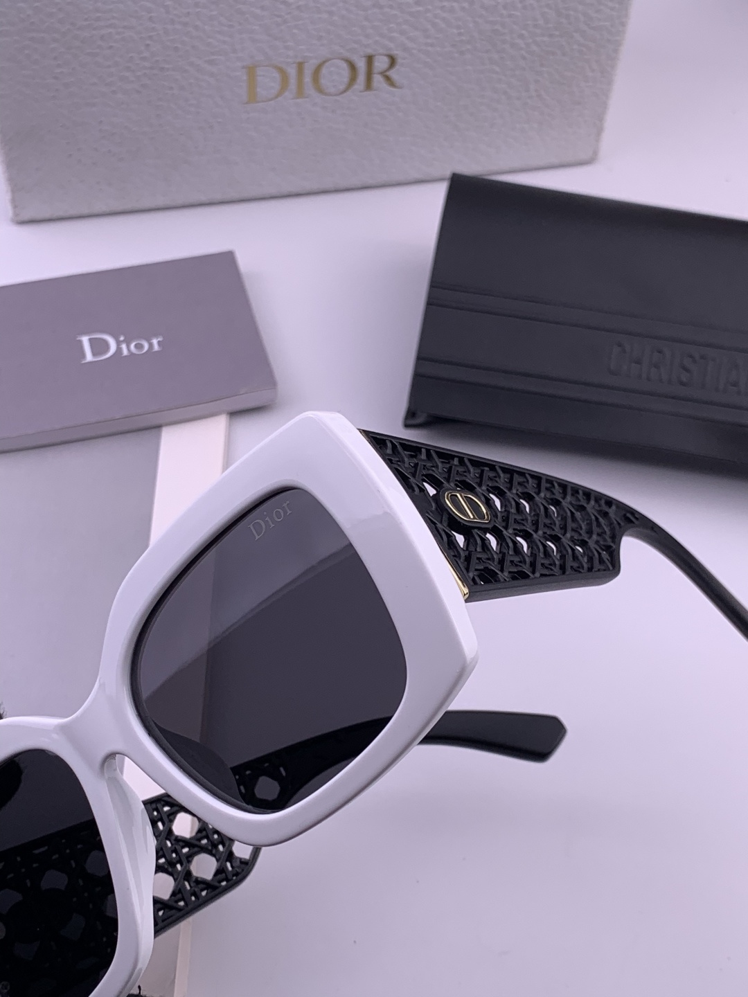 【DIOR】新款潮流爆款 时尚方框太阳镜 佩戴舒适 网红潮款墨镜 女士高清加厚偏光太阳镜🕶️ 🎉高品质T