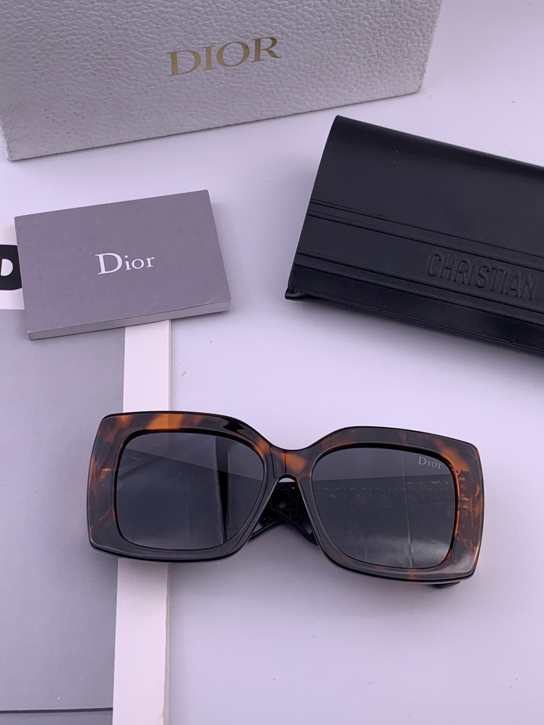 【DIOR】新款潮流爆款 时尚方框太阳镜 佩戴舒适 网红潮款墨镜 女士高清加厚偏光太阳镜🕶️ 🎉高品质T
