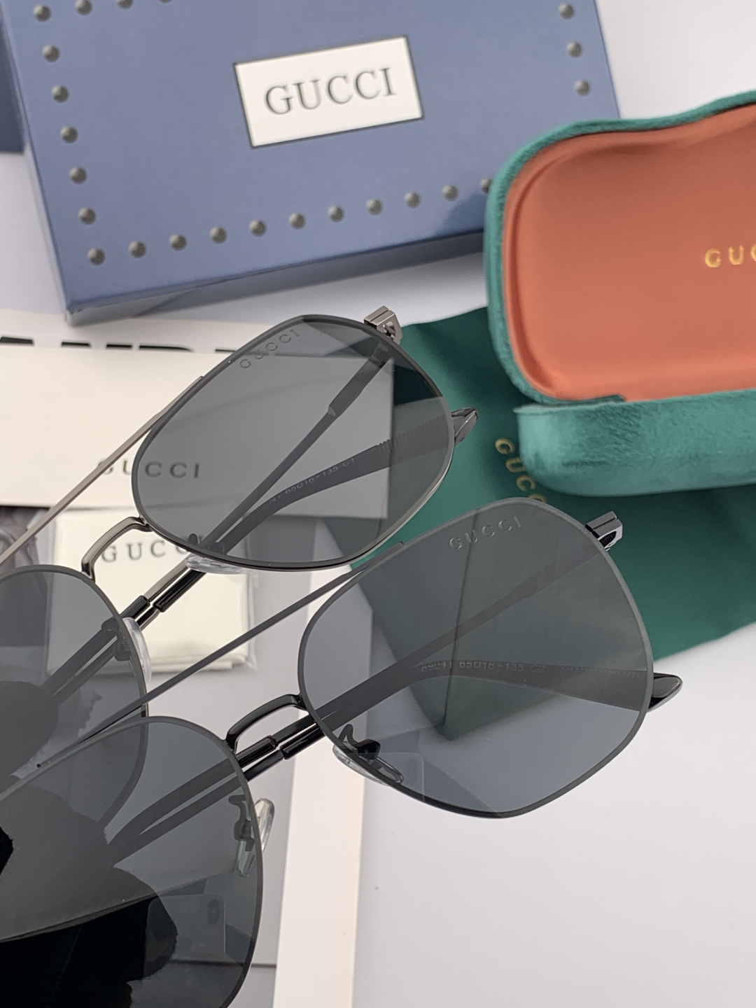 Gucci 男款炫彩飞行员偏光太阳镜 ❤️材质：高清尼龙加厚卡槽高清偏光镜片 🌹无边框镜架💕颜👍型号：G