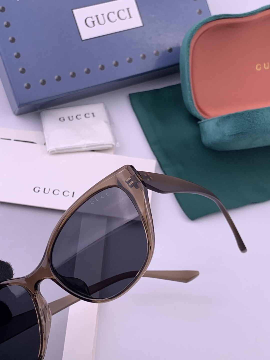 GUCCI 新款偏光太眼镜，情侣款时尚方框太阳镜佩戴舒适网红潮流款墨镜，大气女人范儿，大脸小脸都好看 ！