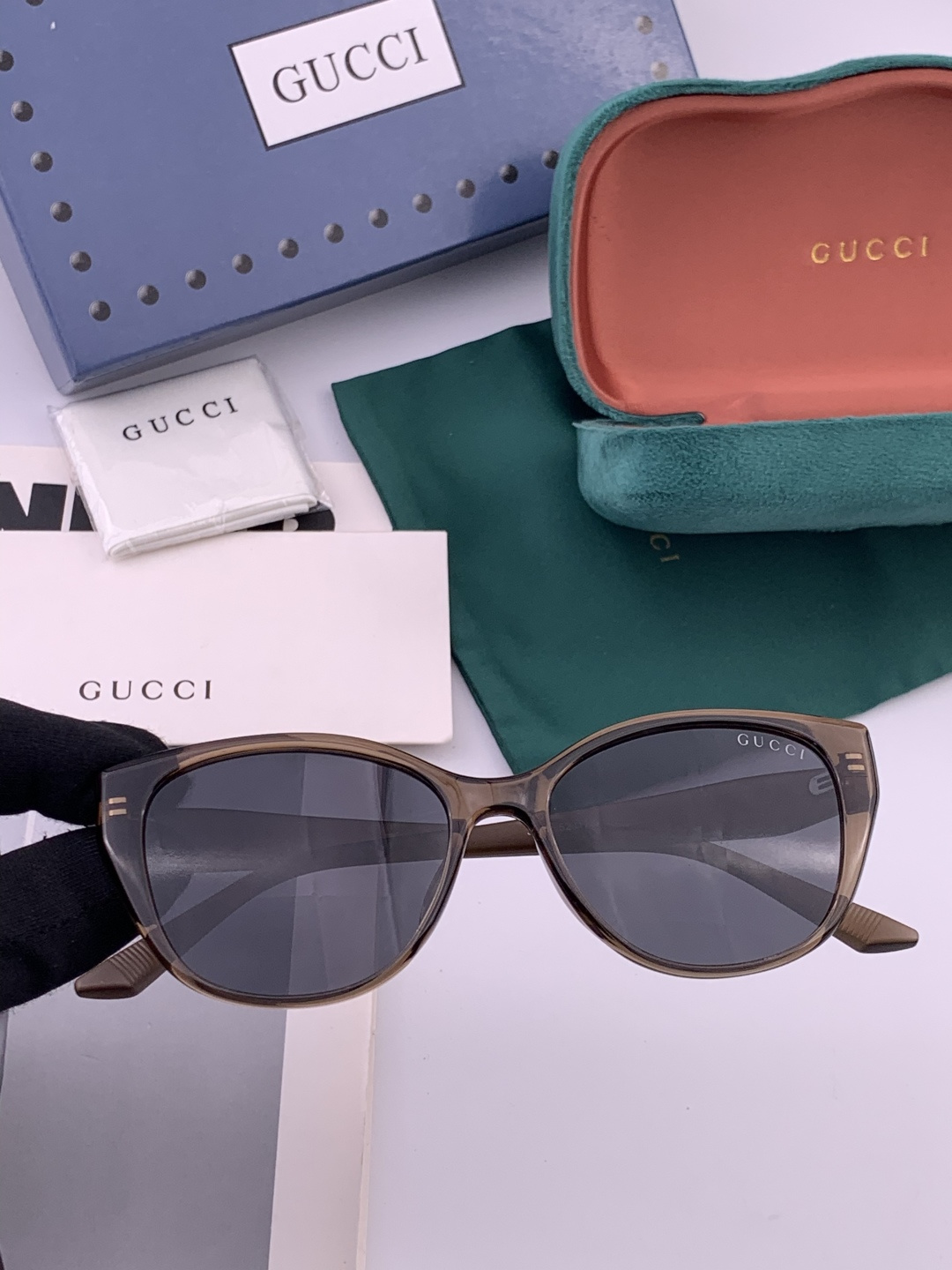 GUCCI 新款偏光太眼镜，情侣款时尚方框太阳镜佩戴舒适网红潮流款墨镜，大气女人范儿，大脸小脸都好看 ！