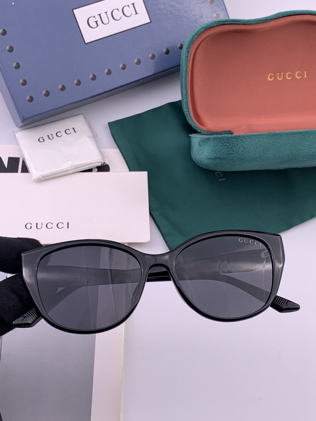 GUCCI 新款偏光太眼镜，情侣款时尚方框太阳镜佩戴舒适网红潮流款墨镜，大气女人范儿，大脸小脸都好看 ！