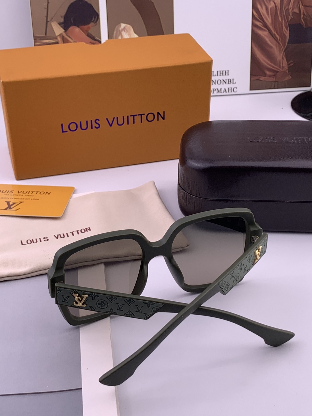 LV 新款女士方框太阳眼镜 开车墨镜 新款太阳镜 时尚大方 舒适轻盈 精致奢华 超轻 型号：L2805