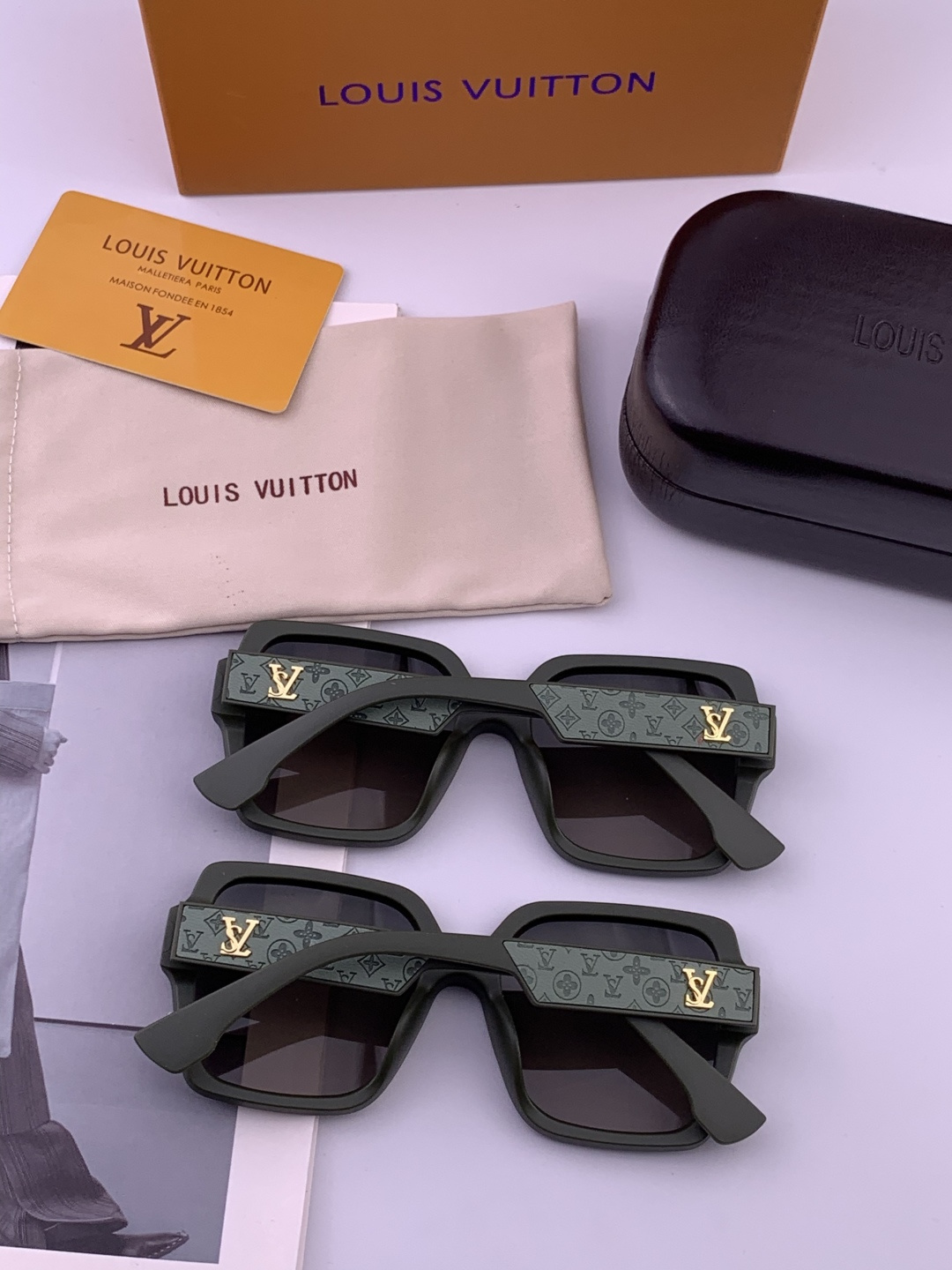 LV 新款女士方框太阳眼镜 开车墨镜 新款太阳镜 时尚大方 舒适轻盈 精致奢华 超轻 型号：L2805