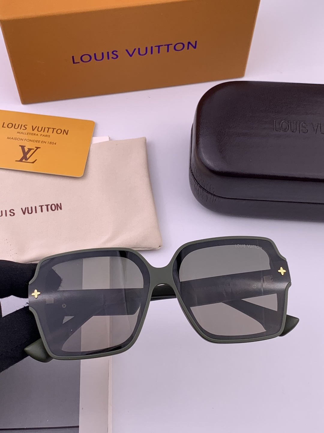 LV 新款女士方框太阳眼镜 开车墨镜 新款太阳镜 时尚大方 舒适轻盈 精致奢华 超轻 型号：L2805