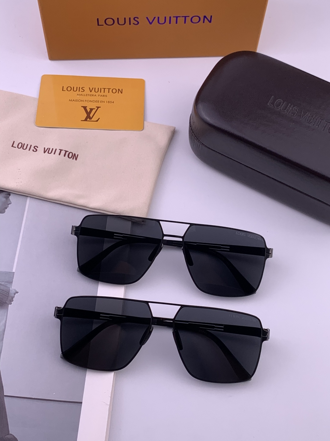 ♦️LV 新款男女情侣款太阳镜多边形墨镜iP电镀永不褪色 超轻超有弹性整幅眼镜无螺丝重要的是压不坏 高清