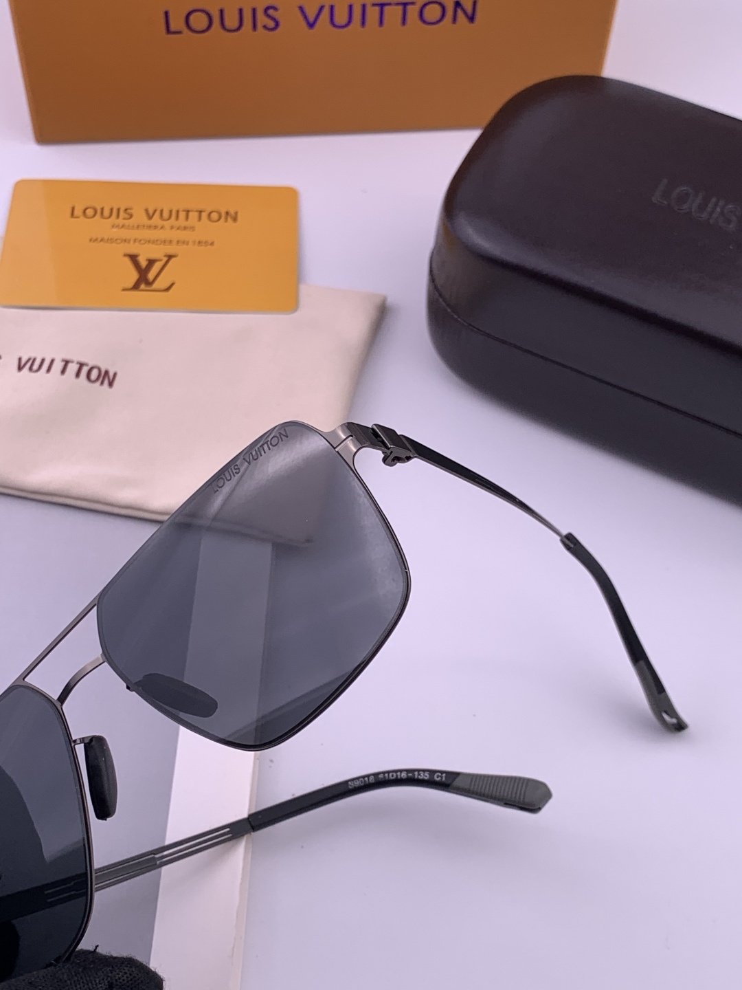 ♦️LV 新款男女情侣款太阳镜多边形墨镜iP电镀永不褪色 超轻超有弹性整幅眼镜无螺丝重要的是压不坏 高清