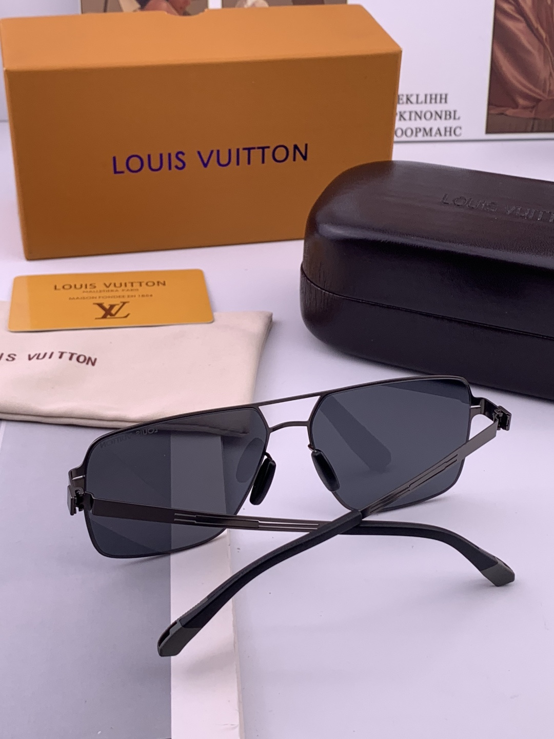 ♦️LV 新款男女情侣款太阳镜多边形墨镜iP电镀永不褪色 超轻超有弹性整幅眼镜无螺丝重要的是压不坏 高清