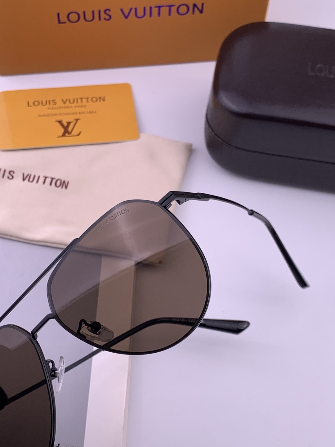 LV 男款炫彩飞行员偏光太阳镜 ❤️材质：高清尼龙加厚卡槽高清偏光镜片 🌹无边框镜架💕颜👍型号：L989