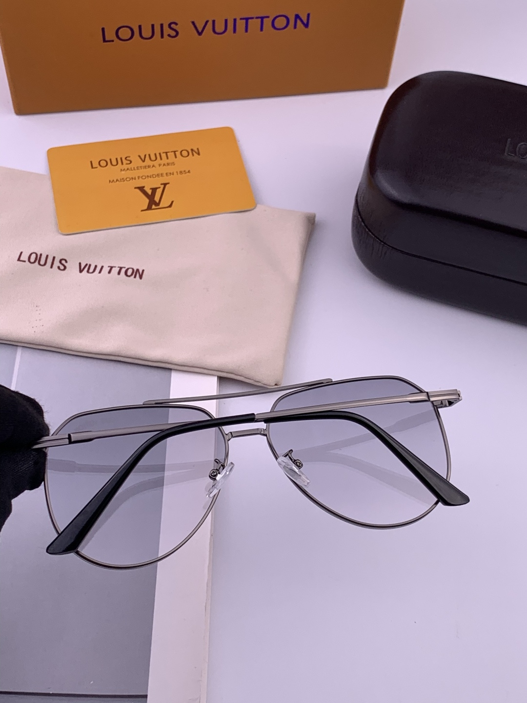 LV 男款炫彩飞行员偏光太阳镜 ❤️材质：高清尼龙加厚卡槽高清偏光镜片 🌹无边框镜架💕颜👍型号：L989
