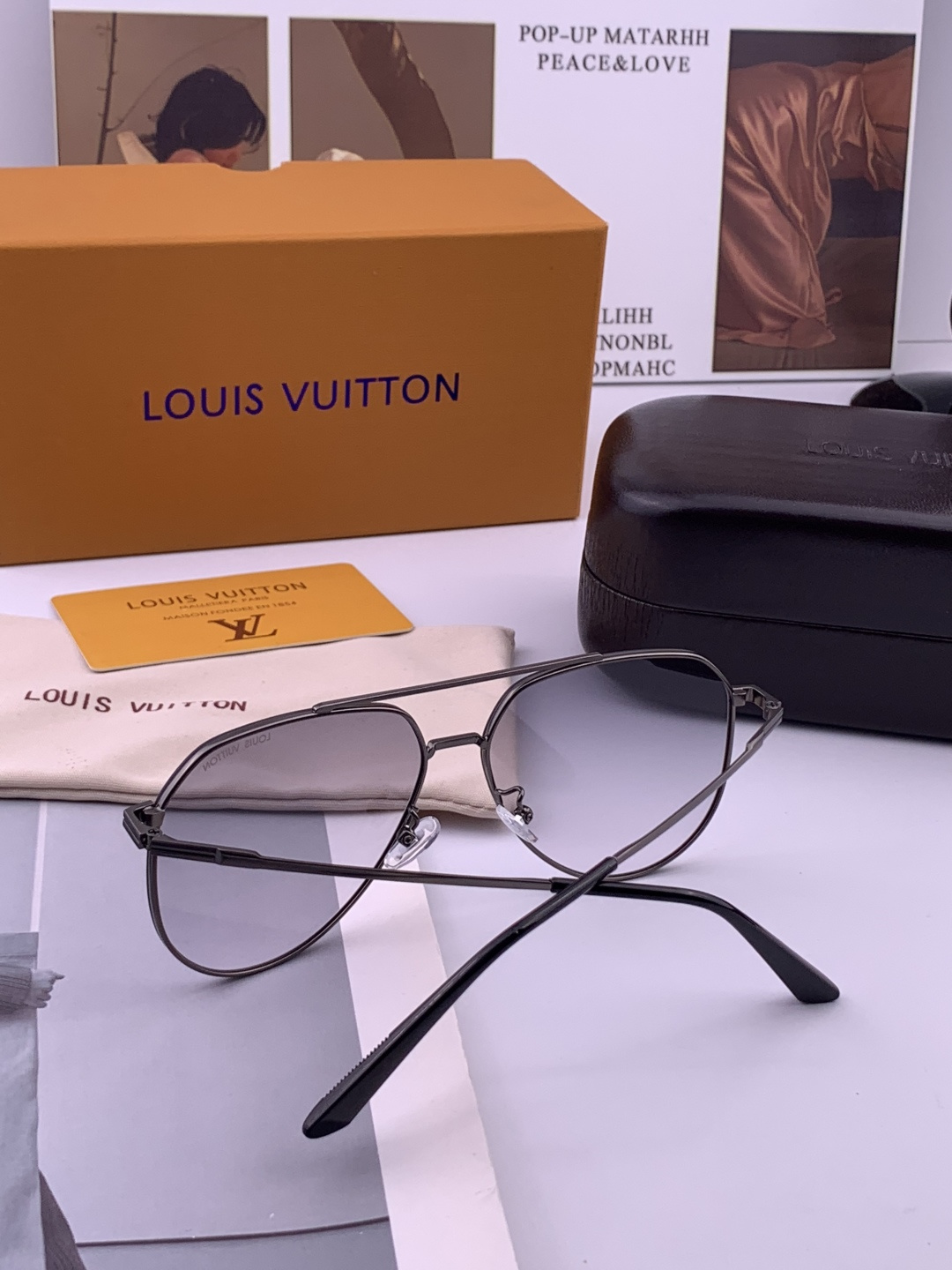 LV 男款炫彩飞行员偏光太阳镜 ❤️材质：高清尼龙加厚卡槽高清偏光镜片 🌹无边框镜架💕颜👍型号：L989