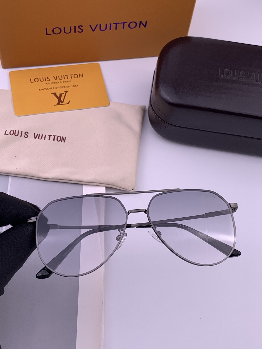 LV 男款炫彩飞行员偏光太阳镜 ❤️材质：高清尼龙加厚卡槽高清偏光镜片 🌹无边框镜架💕颜👍型号：L989