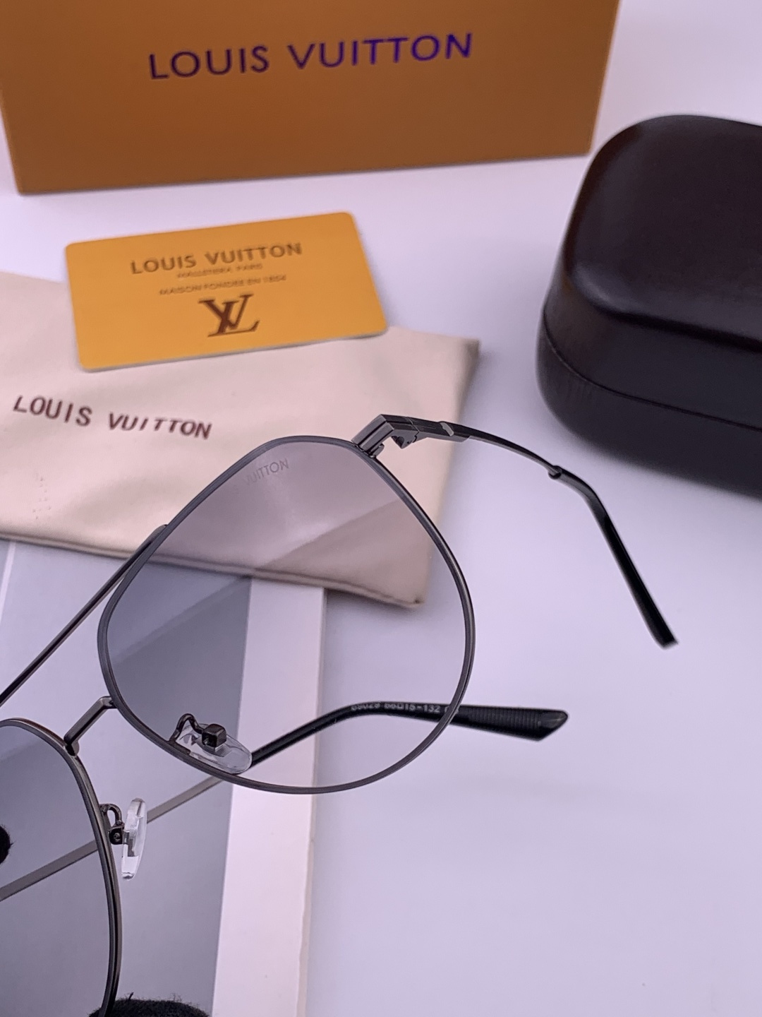 LV 男款炫彩飞行员偏光太阳镜 ❤️材质：高清尼龙加厚卡槽高清偏光镜片 🌹无边框镜架💕颜👍型号：L989