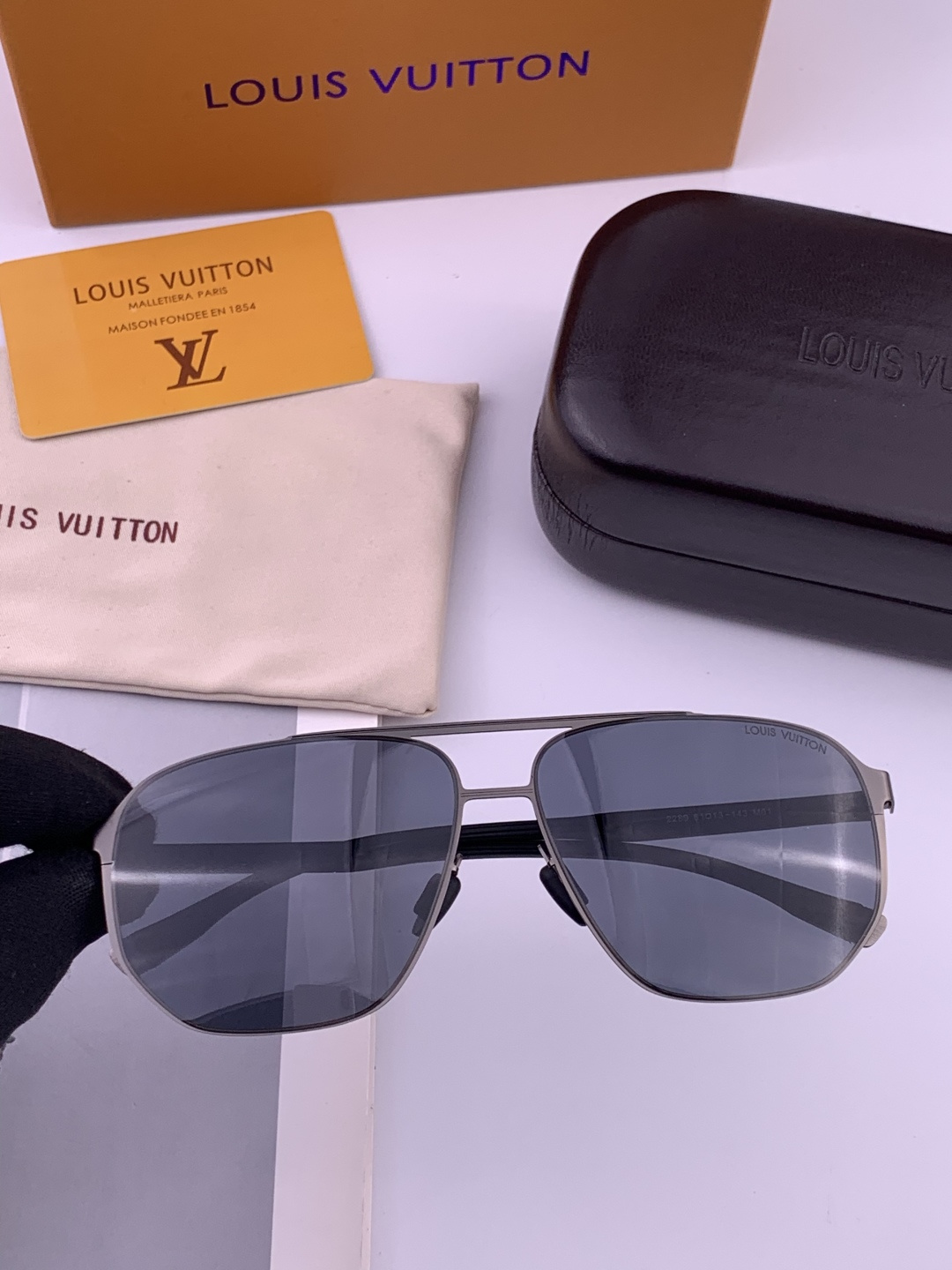LV 男款炫彩飞行员偏光太阳镜 ❤️材质：高清尼龙加厚卡槽高清偏光镜片 🌹无边框镜架💕颜👍型号：L922