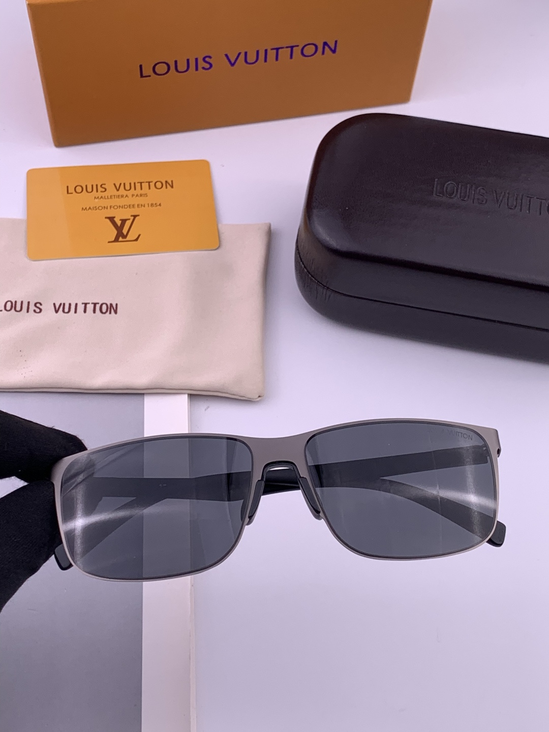 LV 男款炫彩飞行员偏光太阳镜 ❤️材质：高清尼龙加厚卡槽高清偏光镜片 🌹无边框镜架💕颜👍型号：L537