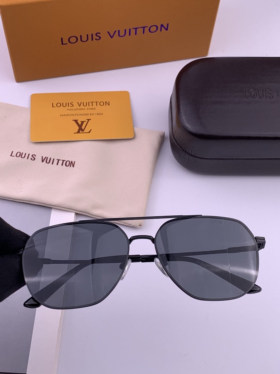LV 男款炫彩飞行员偏光太阳镜 ❤️材质：高清尼龙加厚卡槽高清偏光镜片 🌹无边框镜架💕颜👍型号：L189