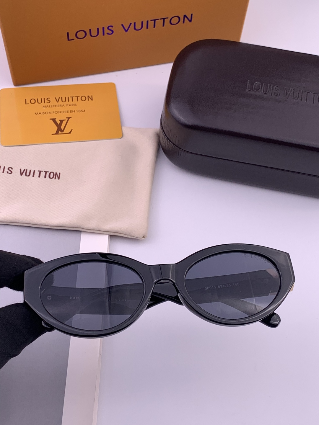LV 新款女士方框太阳眼镜 开车墨镜 新款太阳镜 时尚大方 舒适轻盈 精致奢华 超轻 型号：L35801