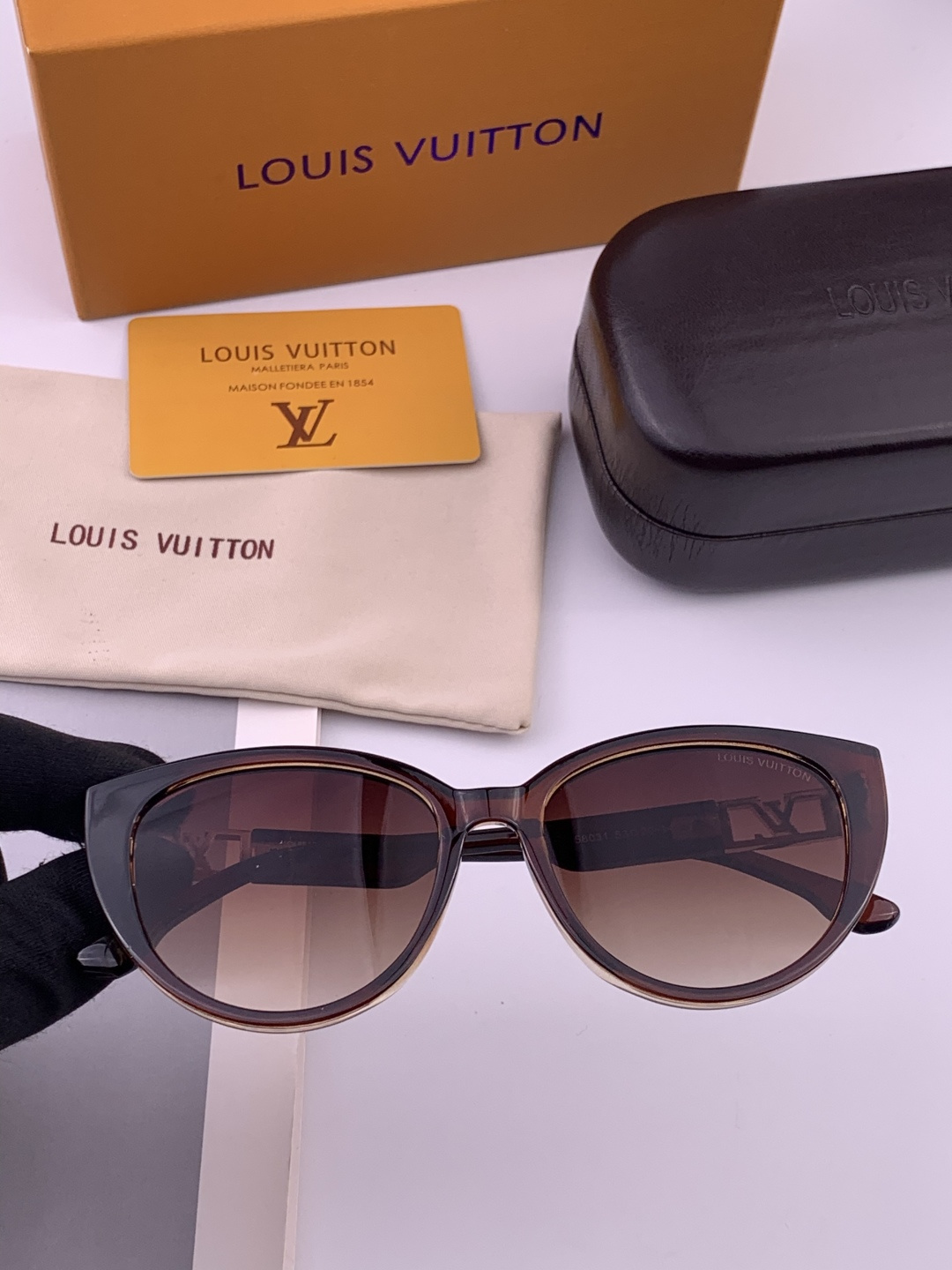 LV 新款女士方框太阳眼镜 开车墨镜 新款太阳镜 时尚大方 舒适轻盈 精致奢华 超轻 型号：L15803