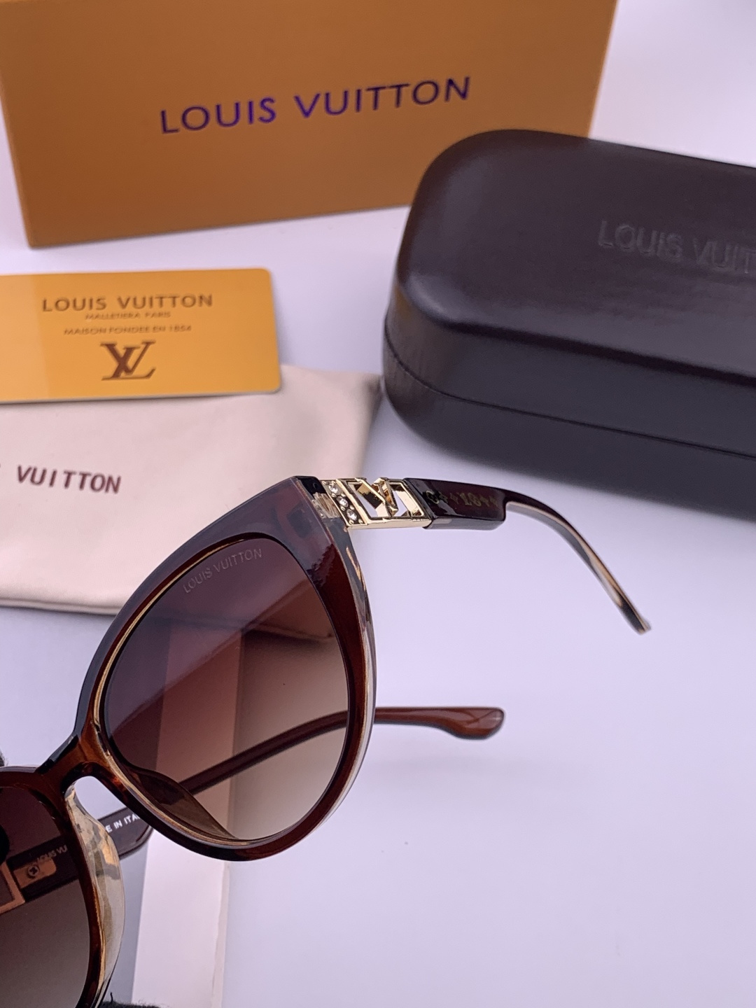 LV 新款女士方框太阳眼镜 开车墨镜 新款太阳镜 时尚大方 舒适轻盈 精致奢华 超轻 型号：L15803