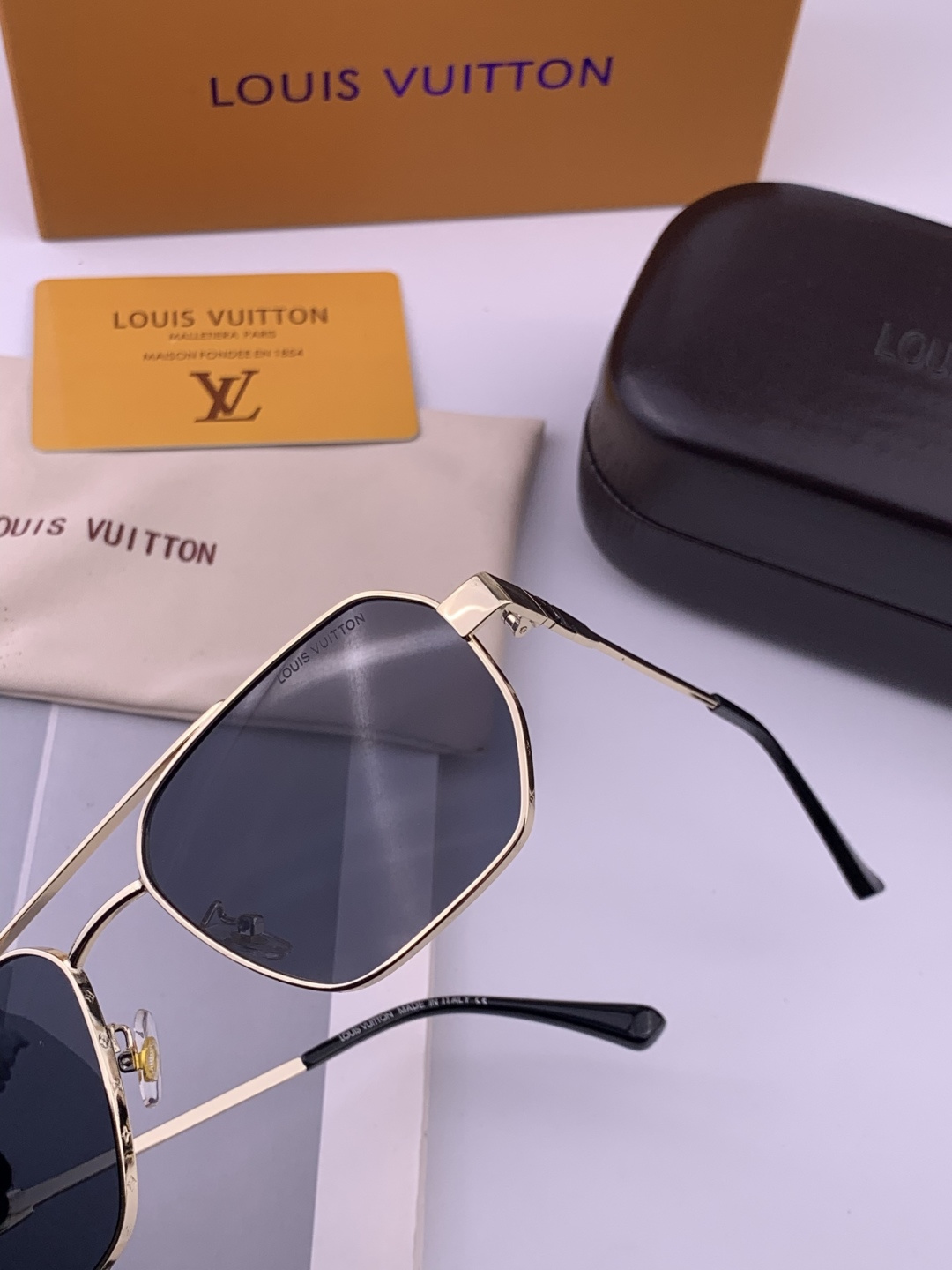 LV。高品质男女款”太阳镜。 开车钓鱼都可。百搭显瘦墨镜韩版男士飞行员大框司机开车防紫外线太阳镜，型号：