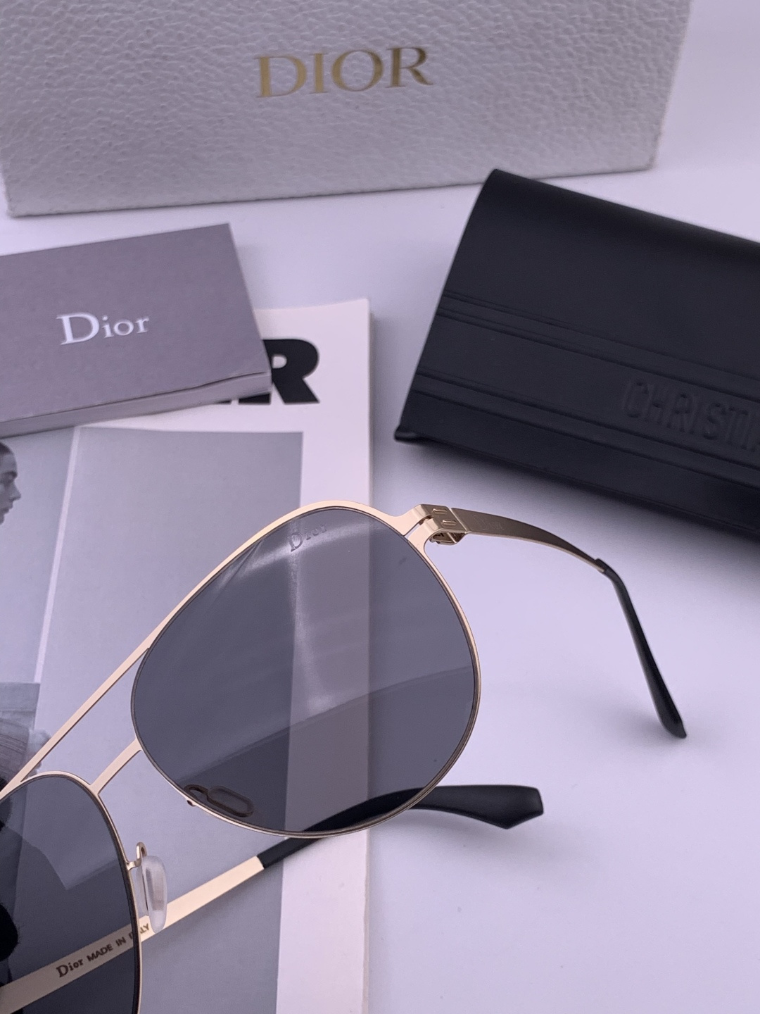 DIOR-迪奥 新款超轻无螺丝压不坏系列情侣款太阳镜高清尼龙镜片 商务旅行版 绅士高清太阳眼镜 （舒适薄