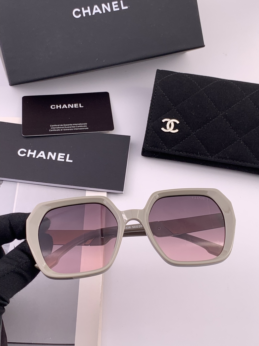 🔺CHANEL🔻官方早春新款，众多明星同款[色]香奈儿‼️‼️新款大框墨镜 ，🌈🌈宝丽来超清太阳镜🔝🔝型