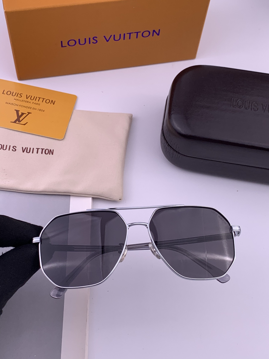 LV 。 高品质男女款墨镜 👍 进口宝丽来偏光镜片 。蛤蟆镜 开车钓鱼都可 。百搭显瘦墨镜韩版男士飞行员