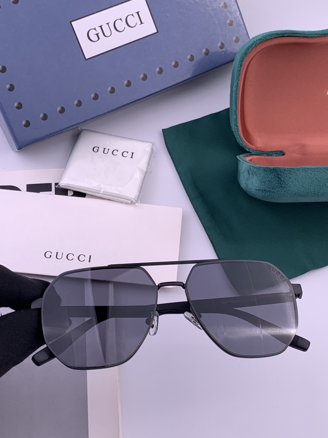 Gucci 男款炫彩飞行员偏光太阳镜 ❤️材质：高清尼龙加厚卡槽高清偏光镜片 🌹无边框镜架💕颜👍型号：G