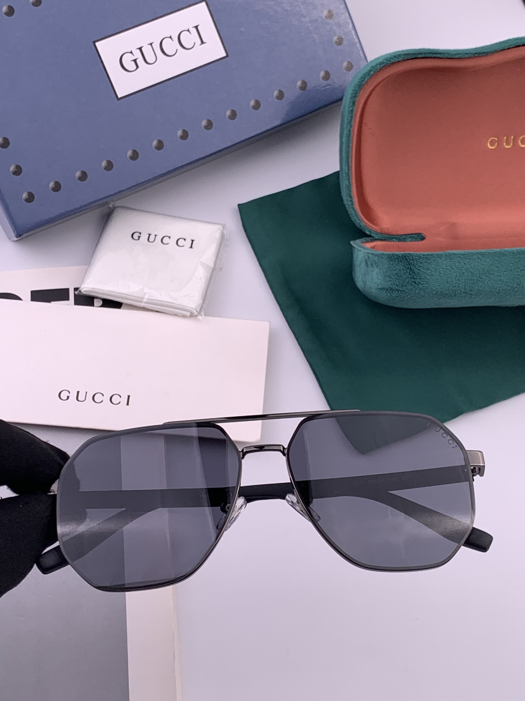 Gucci 男款炫彩飞行员偏光太阳镜 ❤️材质：高清尼龙加厚卡槽高清偏光镜片 🌹无边框镜架💕颜👍型号：G