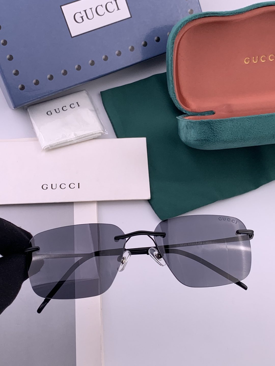 Gucci 男款炫彩飞行员偏光太阳镜 ❤️材质：高清尼龙加厚卡槽高清偏光镜片 🌹无边框镜架💕颜👍型号：G