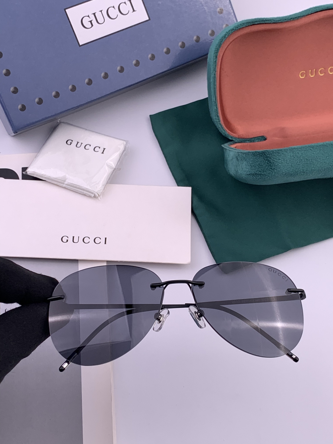Gucci 男款炫彩飞行员偏光太阳镜 ❤️材质：高清尼龙加厚卡槽高清偏光镜片 🌹无边框镜架💕颜👍型号：G
