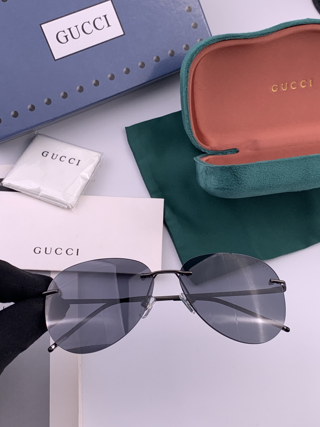 Gucci 男款炫彩飞行员偏光太阳镜 ❤️材质：高清尼龙加厚卡槽高清偏光镜片 🌹无边框镜架💕颜👍型号：G