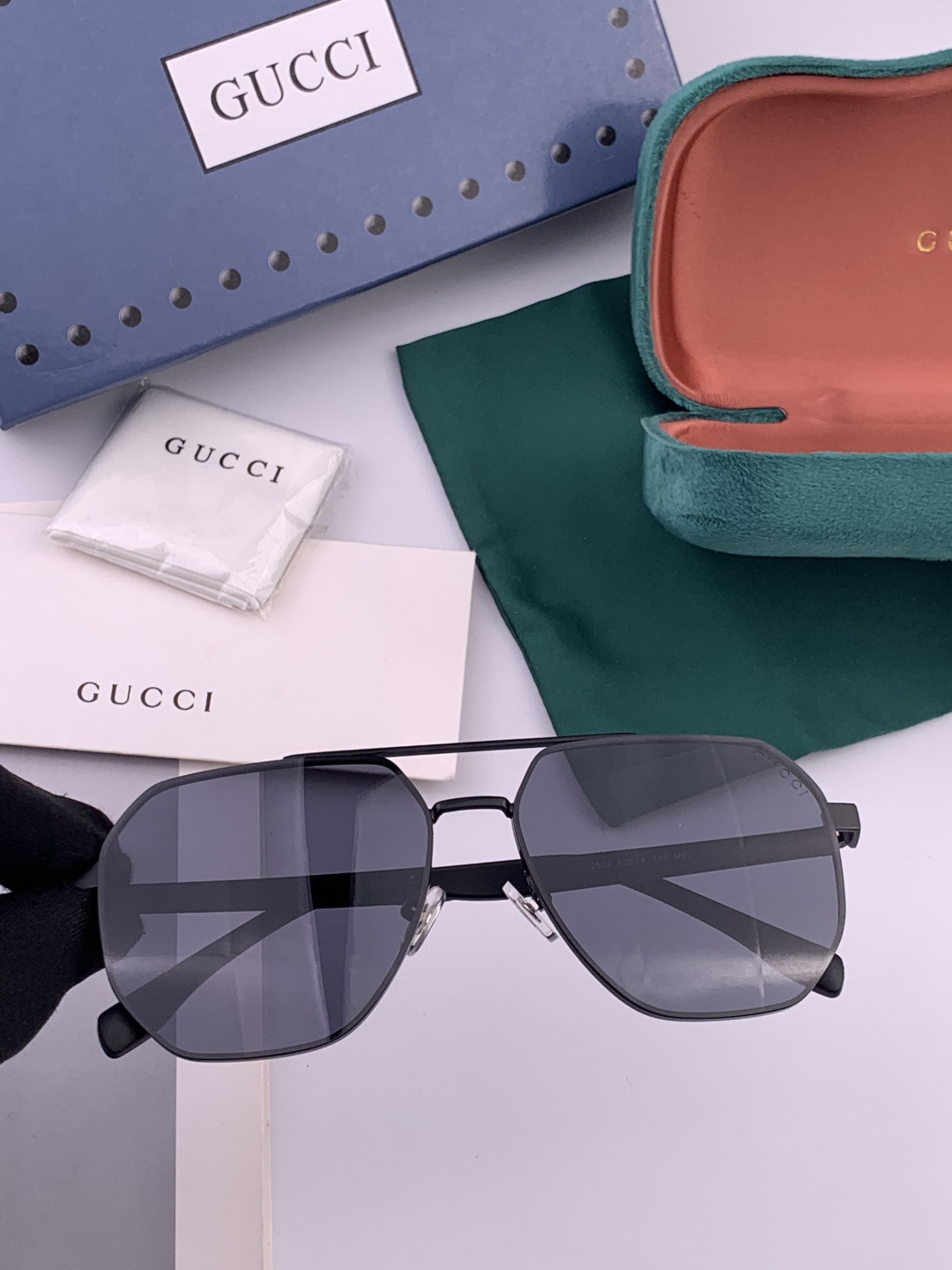 Gucci 男款炫彩飞行员偏光太阳镜 ❤️材质：高清尼龙加厚卡槽高清偏光镜片 🌹无边框镜架💕颜👍型号：G