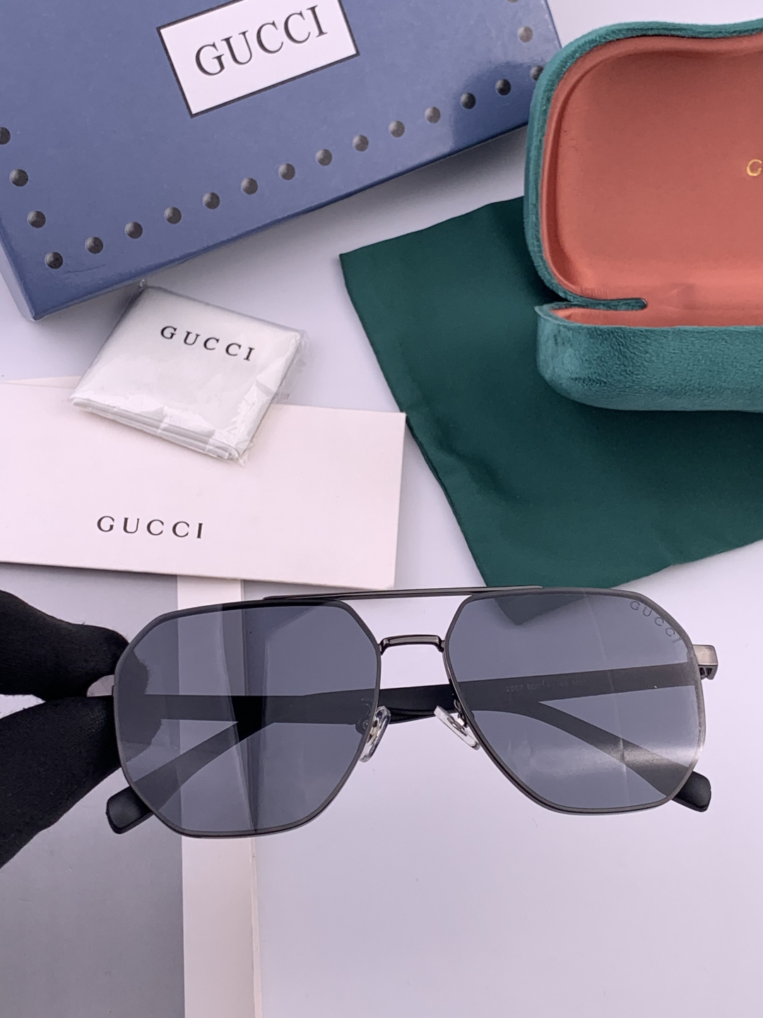 Gucci 男款炫彩飞行员偏光太阳镜 ❤️材质：高清尼龙加厚卡槽高清偏光镜片 🌹无边框镜架💕颜👍型号：G