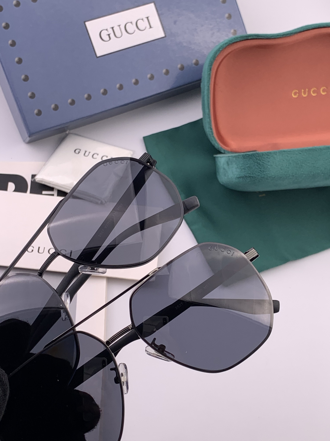 Gucci 男款炫彩飞行员偏光太阳镜 ❤️材质：高清尼龙加厚卡槽高清偏光镜片 🌹无边框镜架💕颜👍型号：G