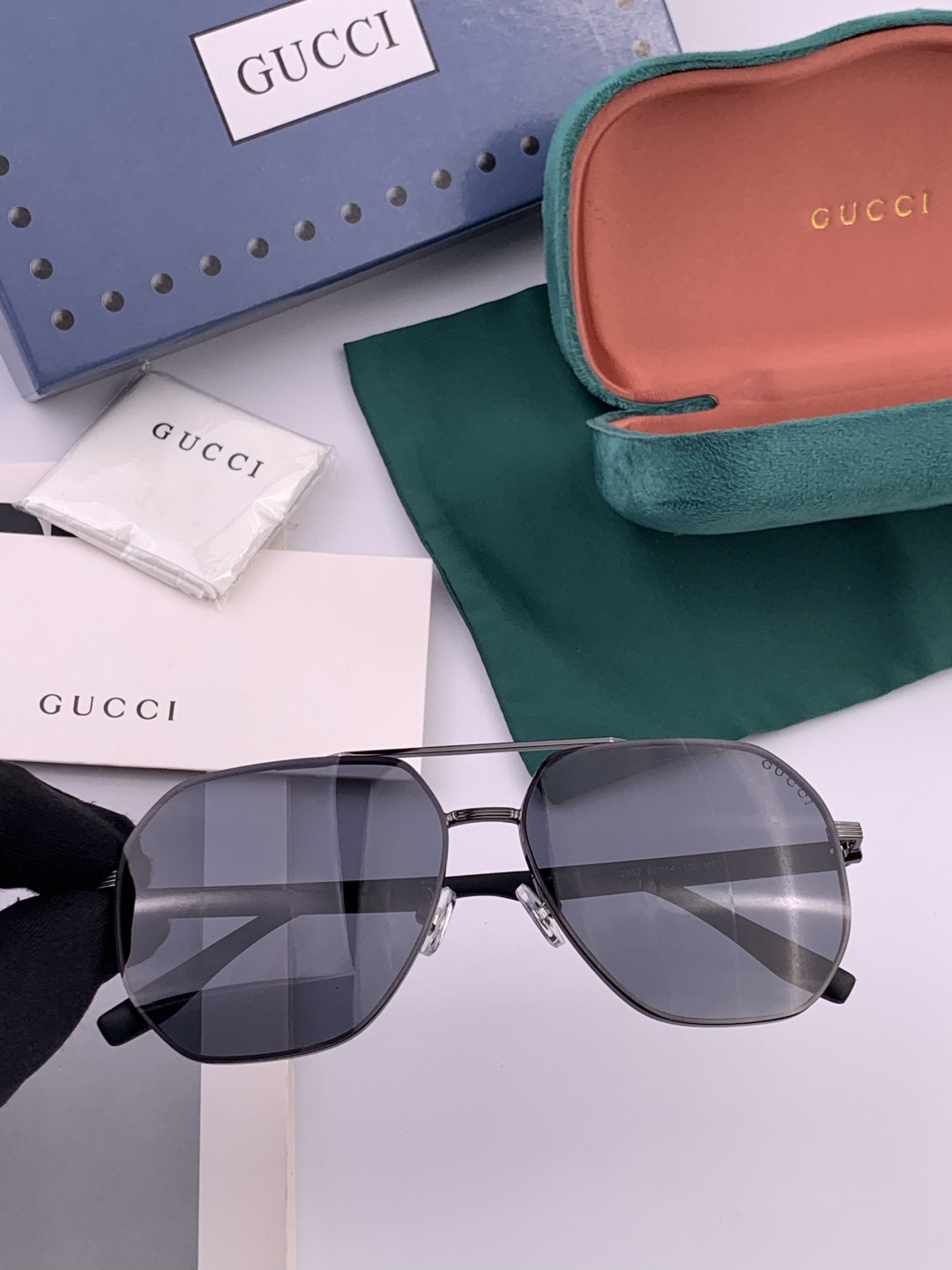 Gucci 男款炫彩飞行员偏光太阳镜 ❤️材质：高清尼龙加厚卡槽高清偏光镜片 🌹无边框镜架💕颜👍型号：G