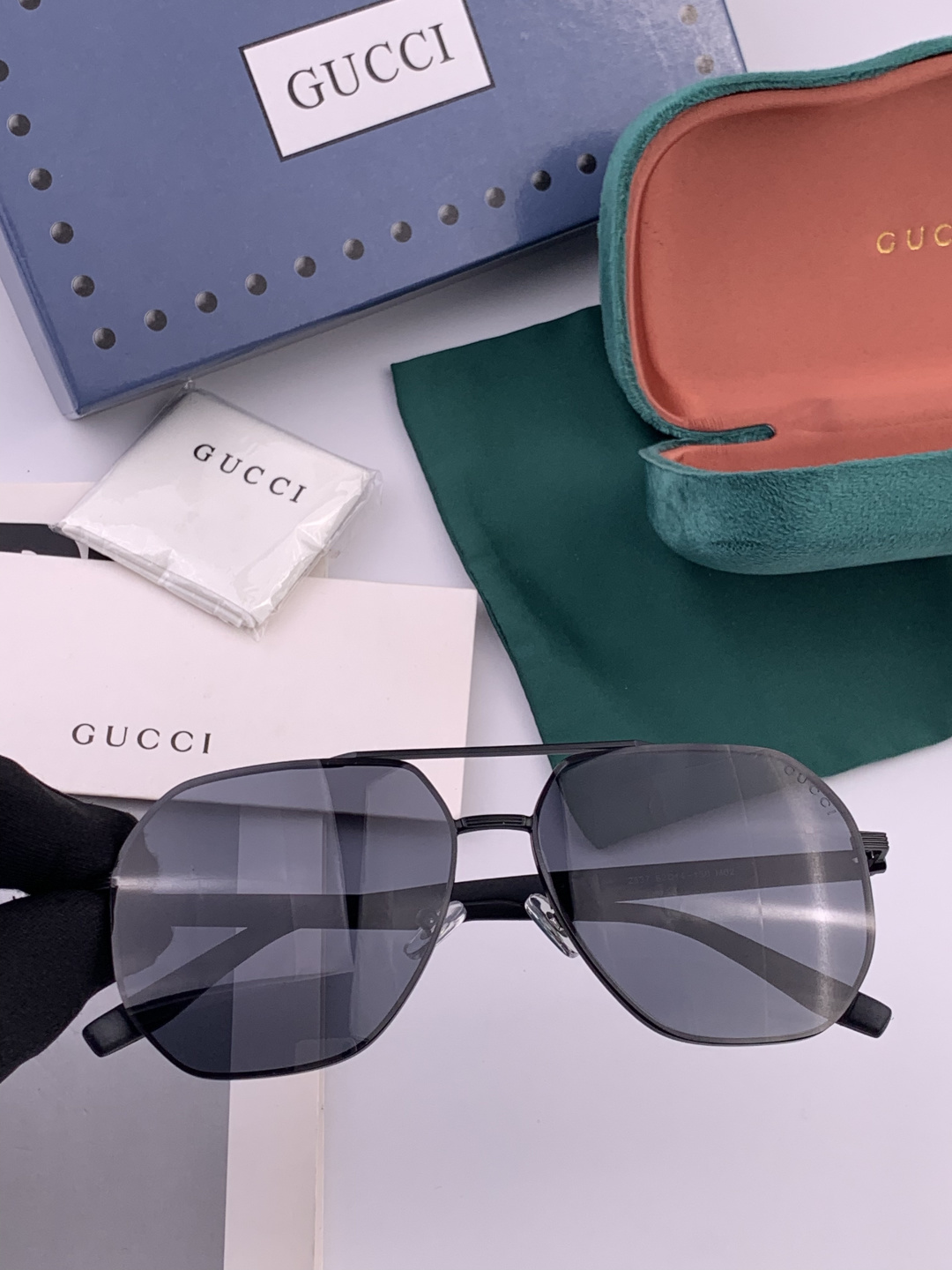 Gucci 男款炫彩飞行员偏光太阳镜 ❤️材质：高清尼龙加厚卡槽高清偏光镜片 🌹无边框镜架💕颜👍型号：G