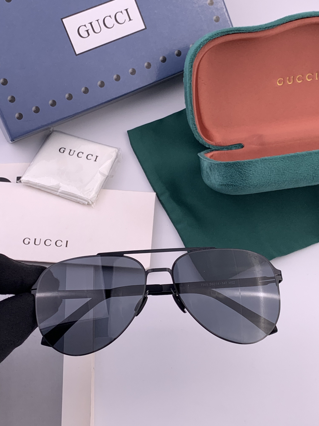 ♦️ GUCCI 新款男女情侣款太阳镜iP电镀永不褪色 超轻超有弹性整幅眼镜无螺丝重要的是压不坏 高清尼