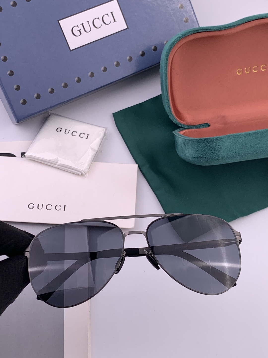 ♦️ GUCCI 新款男女情侣款太阳镜iP电镀永不褪色 超轻超有弹性整幅眼镜无螺丝重要的是压不坏 高清尼