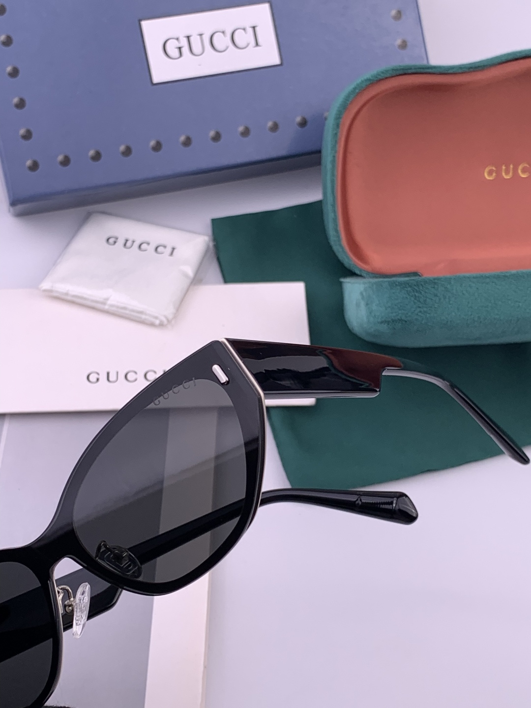 GUCCI 新款连体尼龙偏光太眼镜，情侣款时尚方框太阳镜佩戴舒适网红潮流款墨镜，大气女人范儿，大脸小脸都