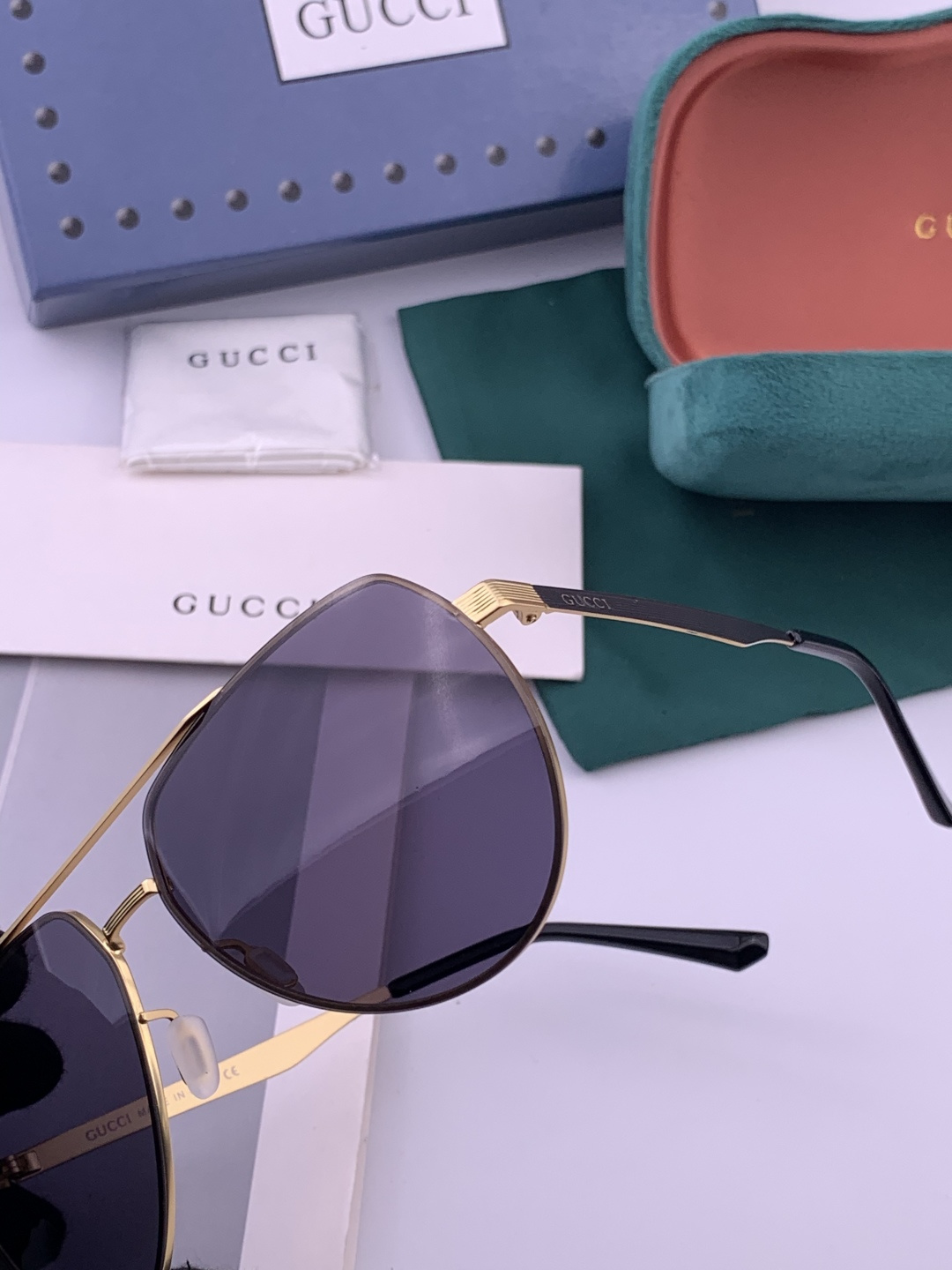 Gucci 男款炫彩飞行员偏光太阳镜 ❤️材质：高清尼龙加厚卡槽高清偏光镜片 🌹无边框镜架💕颜👍型号：G