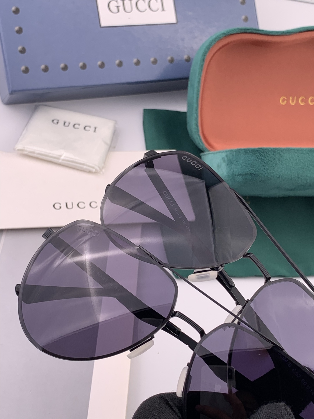 Gucci 男款炫彩飞行员偏光太阳镜 ❤️材质：高清尼龙加厚卡槽高清偏光镜片 🌹无边框镜架💕颜👍型号：G