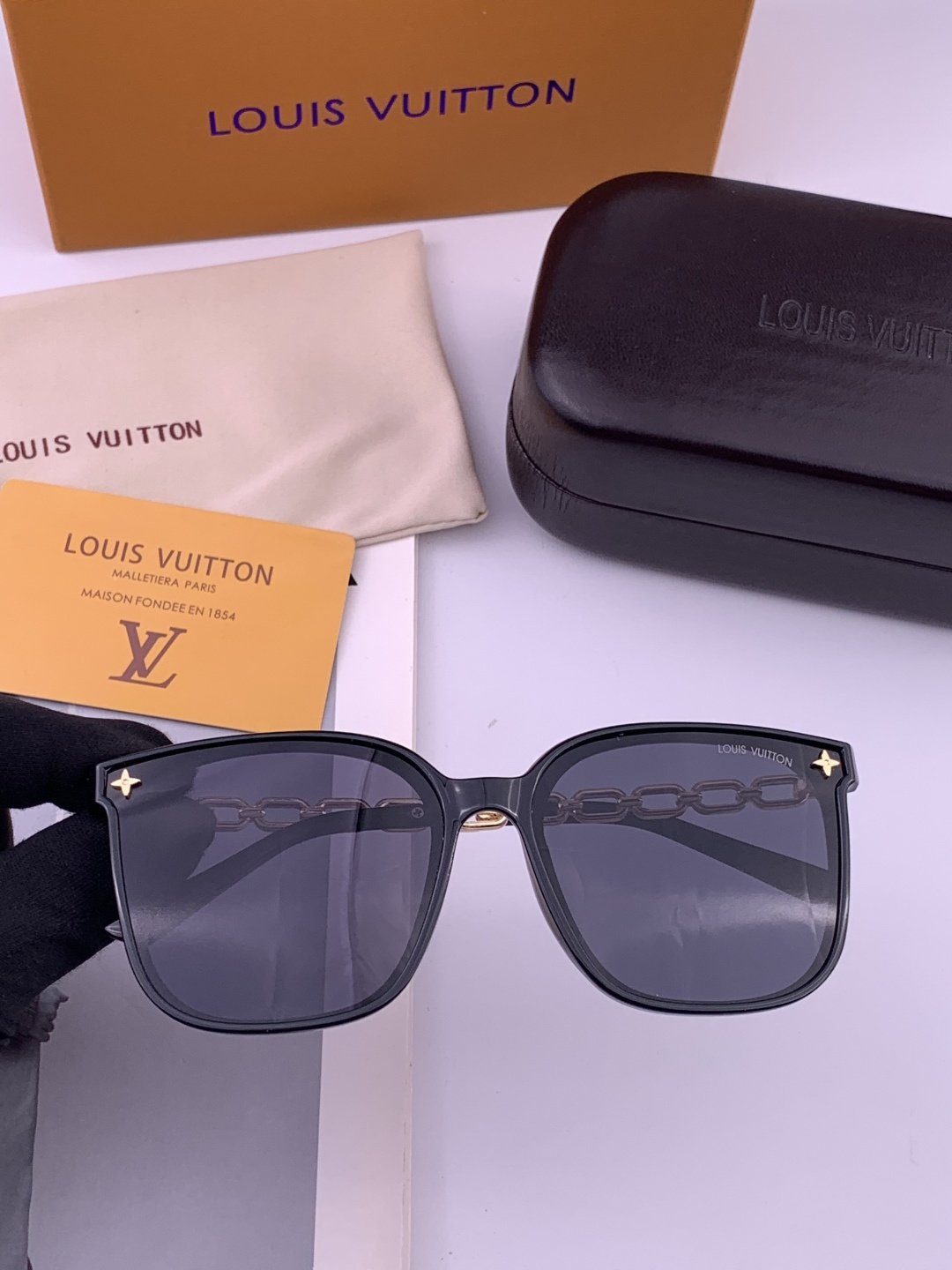🔺LV🔻早春新款，众多明星同款[色]LV‼️‼️新款大框墨镜 ，🌈🌈宝丽来超清太阳镜🔝🔝型号：L8233