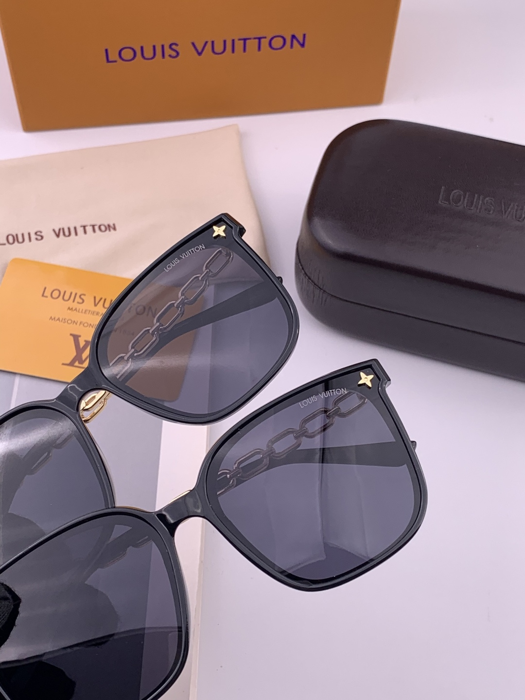 🔺LV🔻早春新款，众多明星同款[色]LV‼️‼️新款大框墨镜 ，🌈🌈宝丽来超清太阳镜🔝🔝型号：L8233
