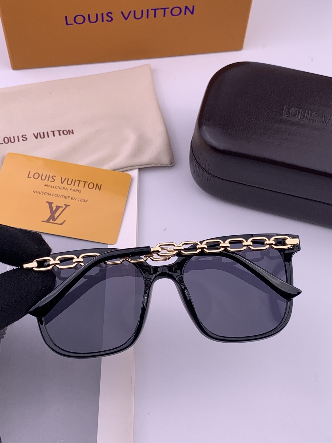 🔺LV🔻早春新款，众多明星同款[色]LV‼️‼️新款大框墨镜 ，🌈🌈宝丽来超清太阳镜🔝🔝型号：L8233