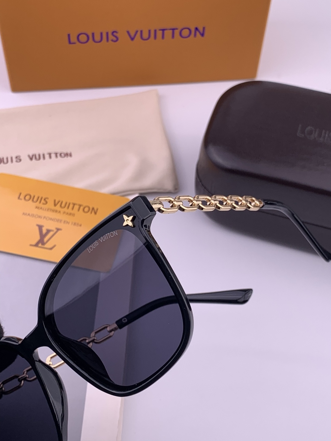 🔺LV🔻早春新款，众多明星同款[色]LV‼️‼️新款大框墨镜 ，🌈🌈宝丽来超清太阳镜🔝🔝型号：L8233